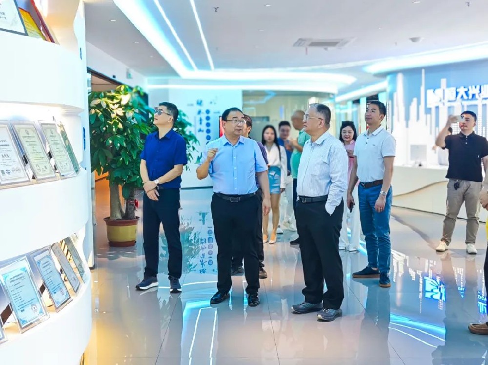 廣州白云區政協主席袁東華一行蒞臨恒大興業參觀考察